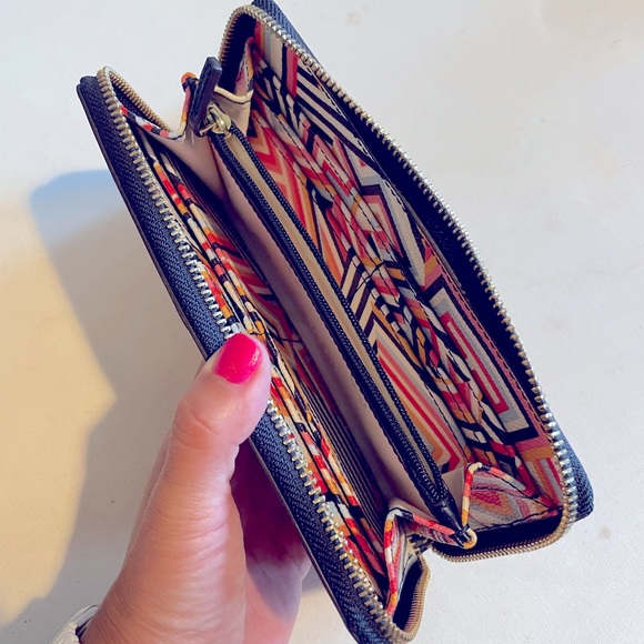 Tory Burch Zip-Around Continental Leather Wallet - Geometric Pattern - Picture 2 of 5